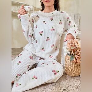 SHEIN Fleece Floral Lounge/Sleep Set